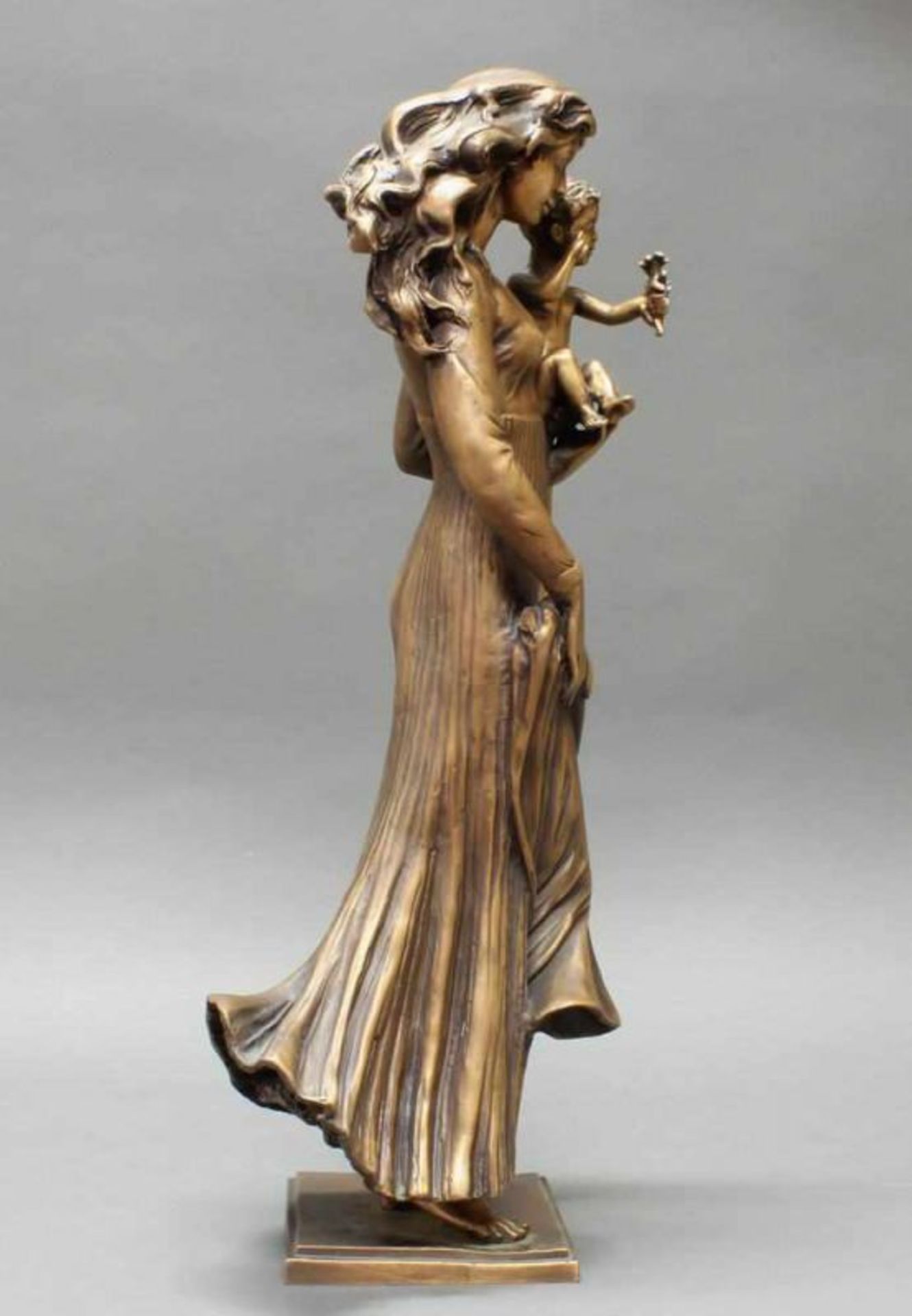 Bronze, goldbraun patiniert, "Mutter mit Kind", am Kleidsaum bez. EAS, an der Plinthe - Image 4 of 8