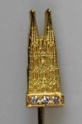 Anstecknadel, "Kölner Dom", Atelier Wortmann, Köln, GG 750, 3 Brillanten zus. ca. 0.03 ct. 25.00 %