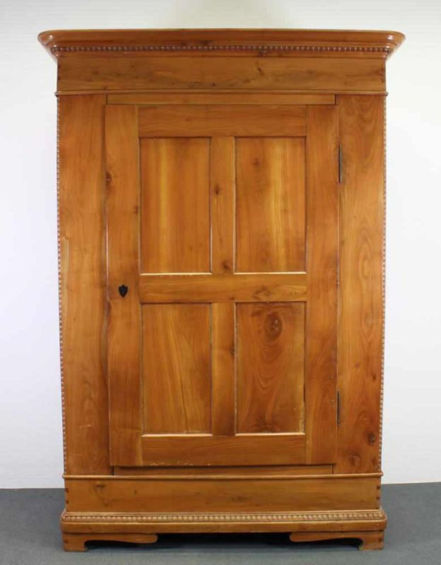 Schrank, Biedermeier, um 1840/50, Kirschholz, eintürig, innen spätere Kleiderstange und ein