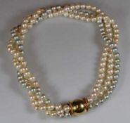 Perlenkette, dreireihig, 55 bzw. 56 weiße Akoya-Zuchtperlen ø ca. 7.8 mm, 60 graue Zuchtperlen ø ca.