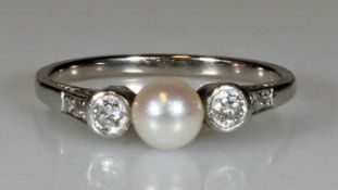 Ring, WG 750, 1 Zuchtperle, 2 Brillanten zus. ca. 0.10 ct., 4 kleine Besatz-Diamanten, 2 g, RM 16.