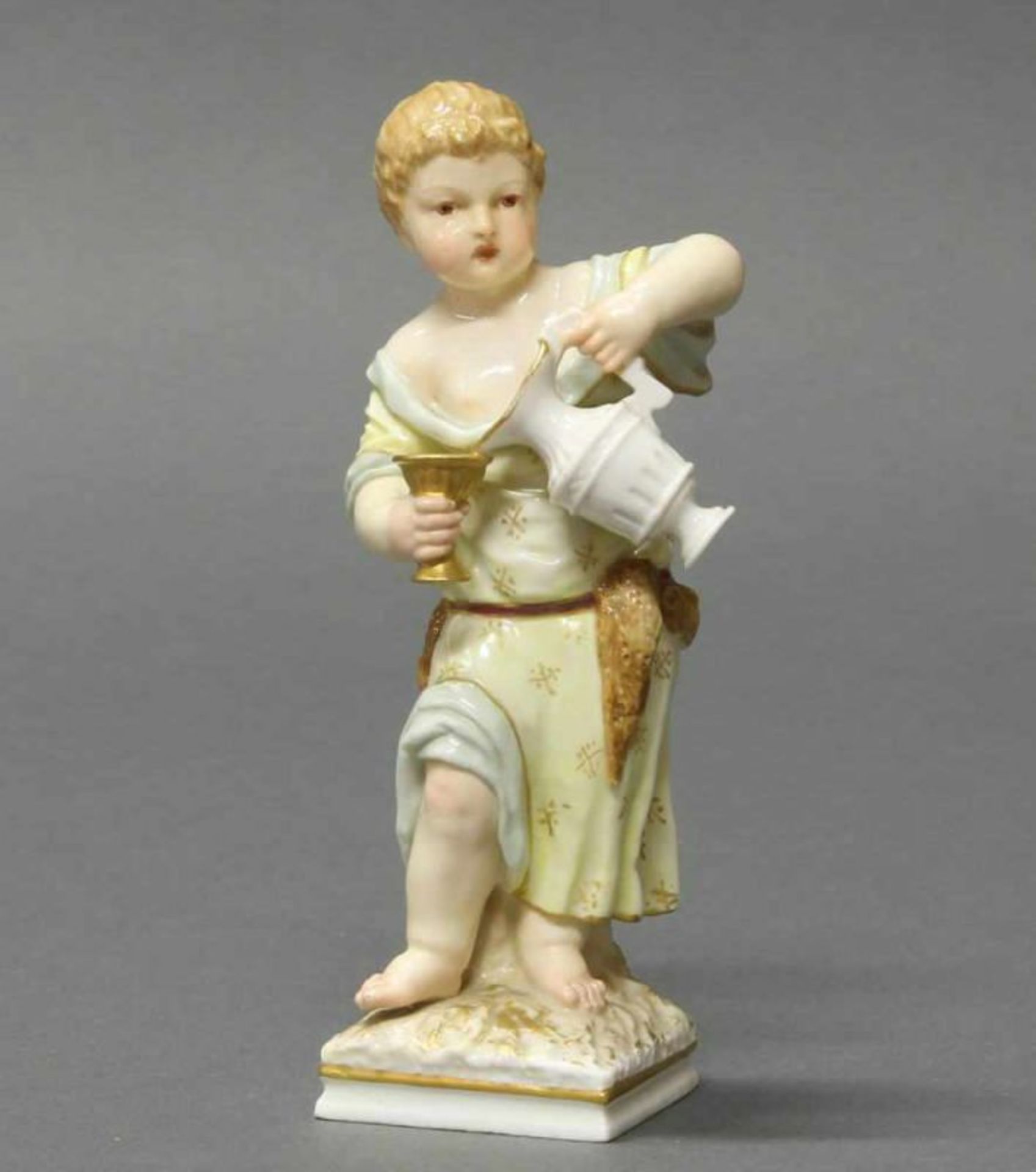 Porzellanfigur, "Einschenkendes Mädchen", KPM Berlin, polychrom und goldstaffiert, 11.5 cm hoch 25.