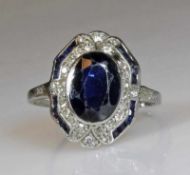 Ring, Art Deco, um 1930, WG 750, 1 oval facettierter Saphir, Saphir- und Diamantbesatz (ein