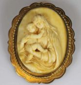 Anhänger/Brosche, um 1900, Elfenbein-Medaillon "Maria mit Kind", goldfarbene Fassung, 6 x 5 cm, 29 g