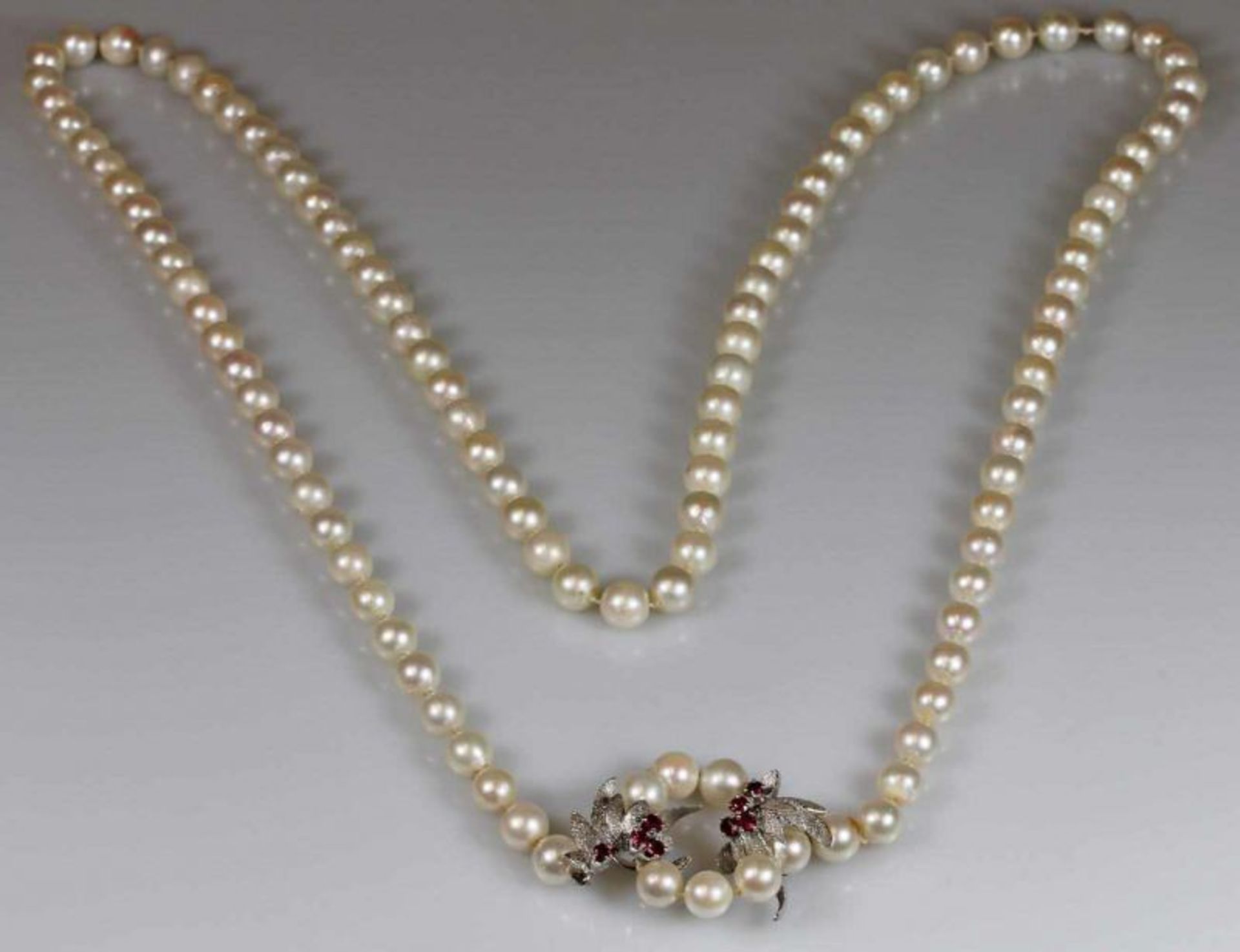 Perlenkette, 110 Akoya-Zuchtperlen ø ca. 7 mm, 2 Perlclip-Verschlüsse, WG 585, kleiner - Bild 2 aus 2