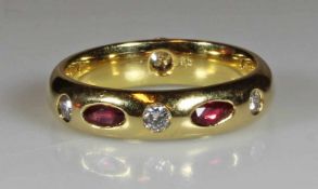 Ring, GG 585, Ringschiene zweiseitig gefasst, 1 Brillant ca. 0.20 ct., bzw. 2 oval facettierte