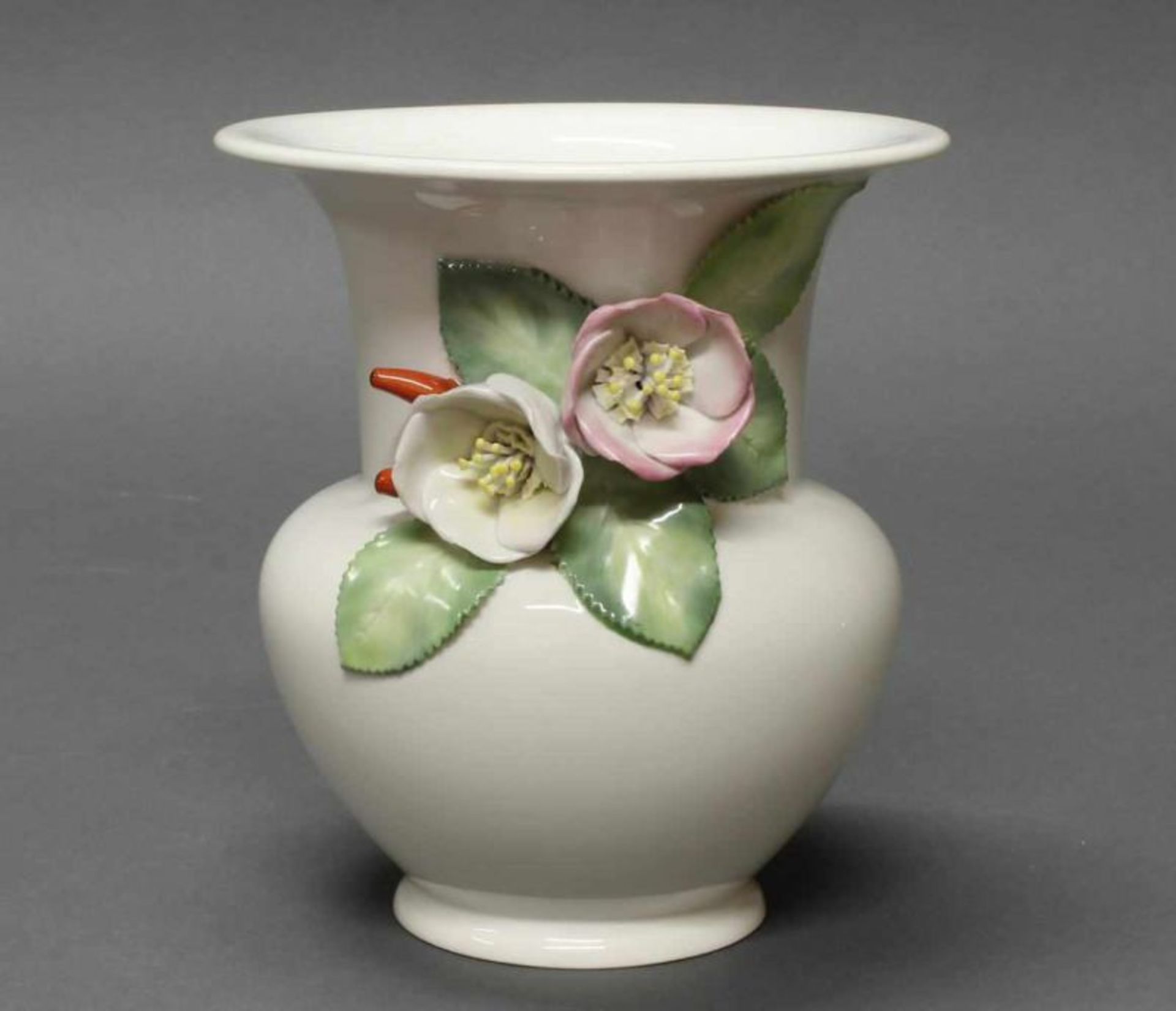 Vase, KPM Berlin, weiß, mit plastischen, farbigen Blüten, 14.5 cm hoch (Nachlass Heinz Kettler) 25.