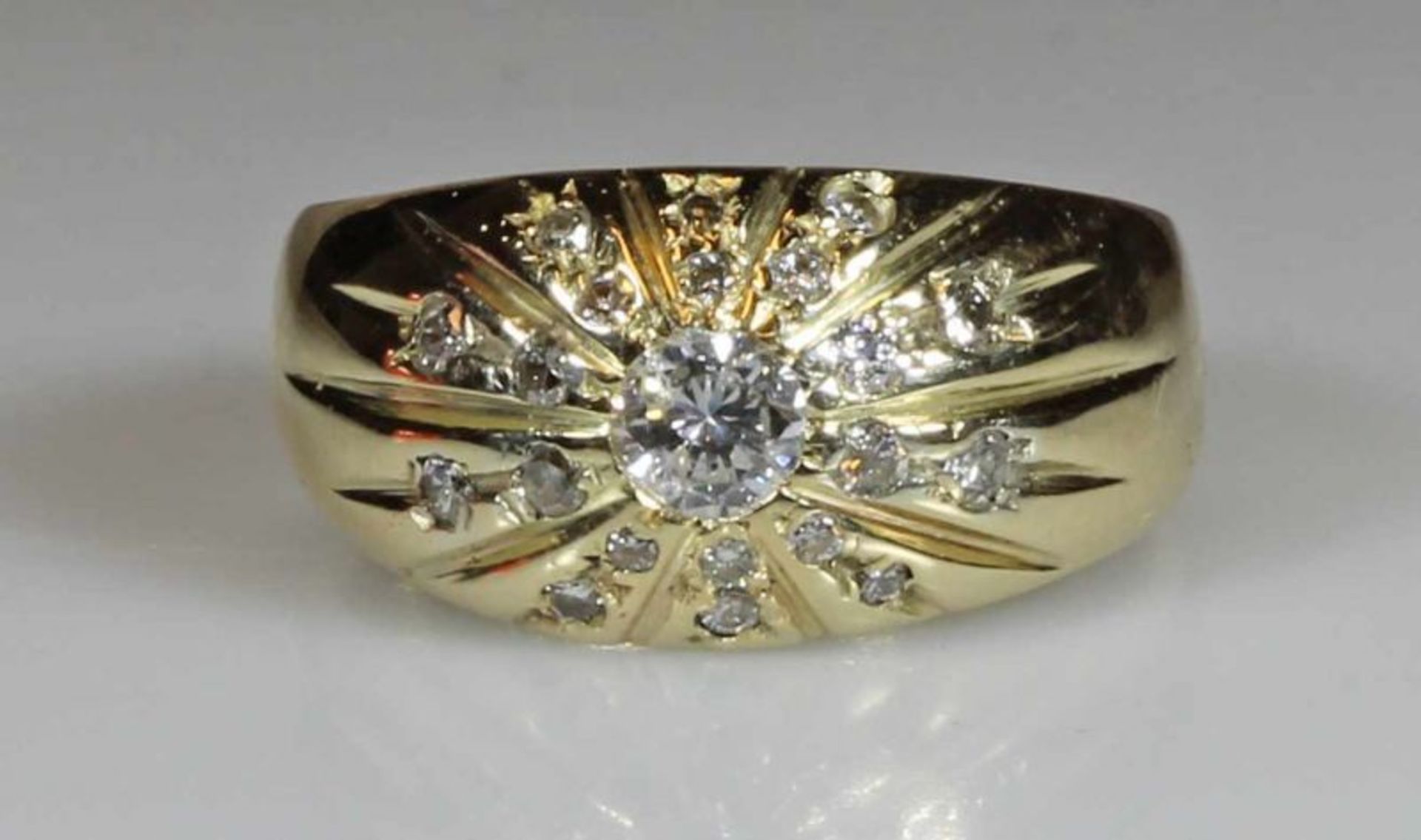 Ring, GG 585, 1 Brillant ca. 0.40 ct., 20 Besatz-Brillanten, 10.9 g, RM 20 25.00 % buyer's premium