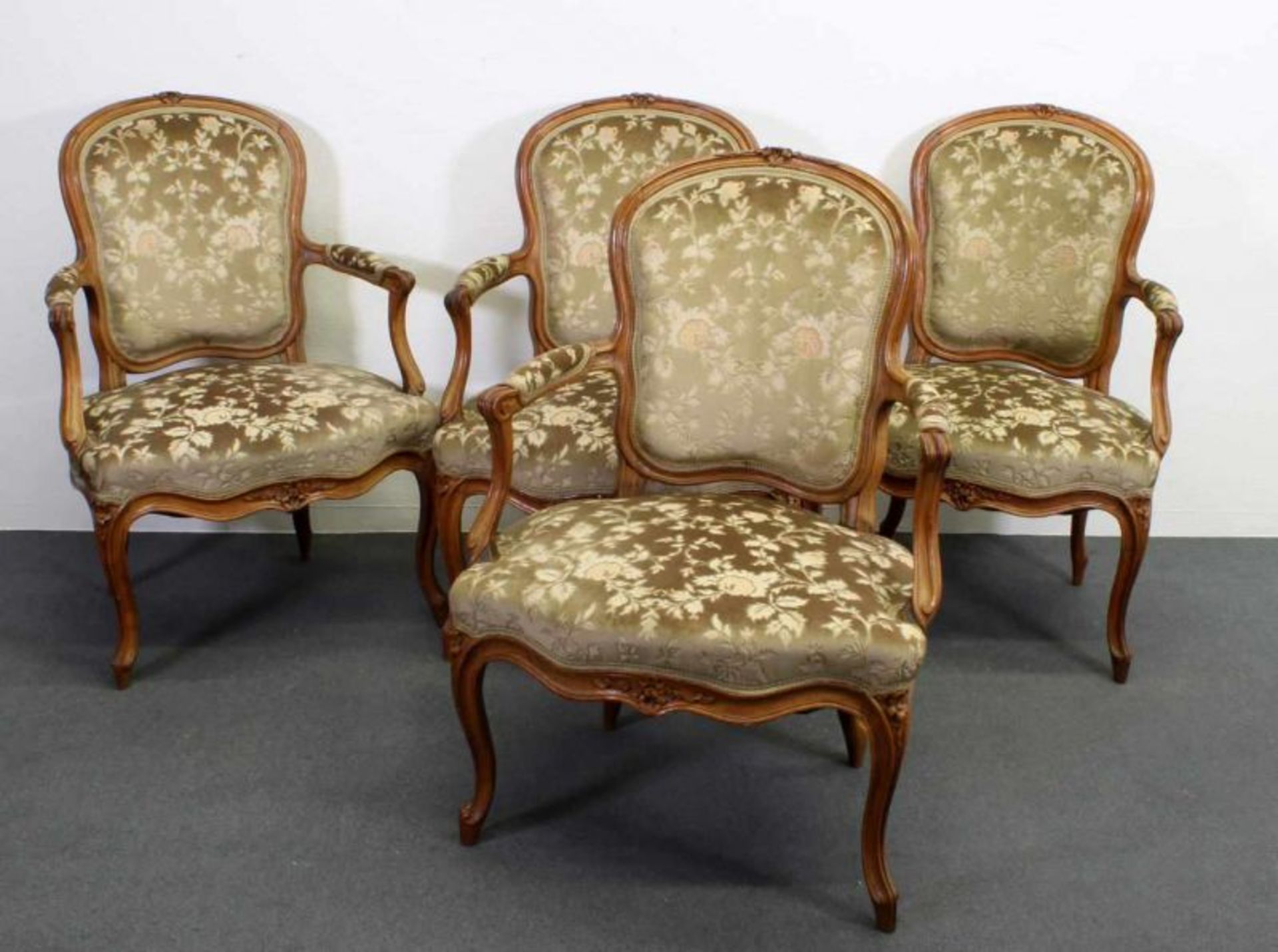 4 Fauteuils, Frankreich, Louis XV, um 1760, Buche geschnitzt mit Blumen und Blattwerk, Sitz-,