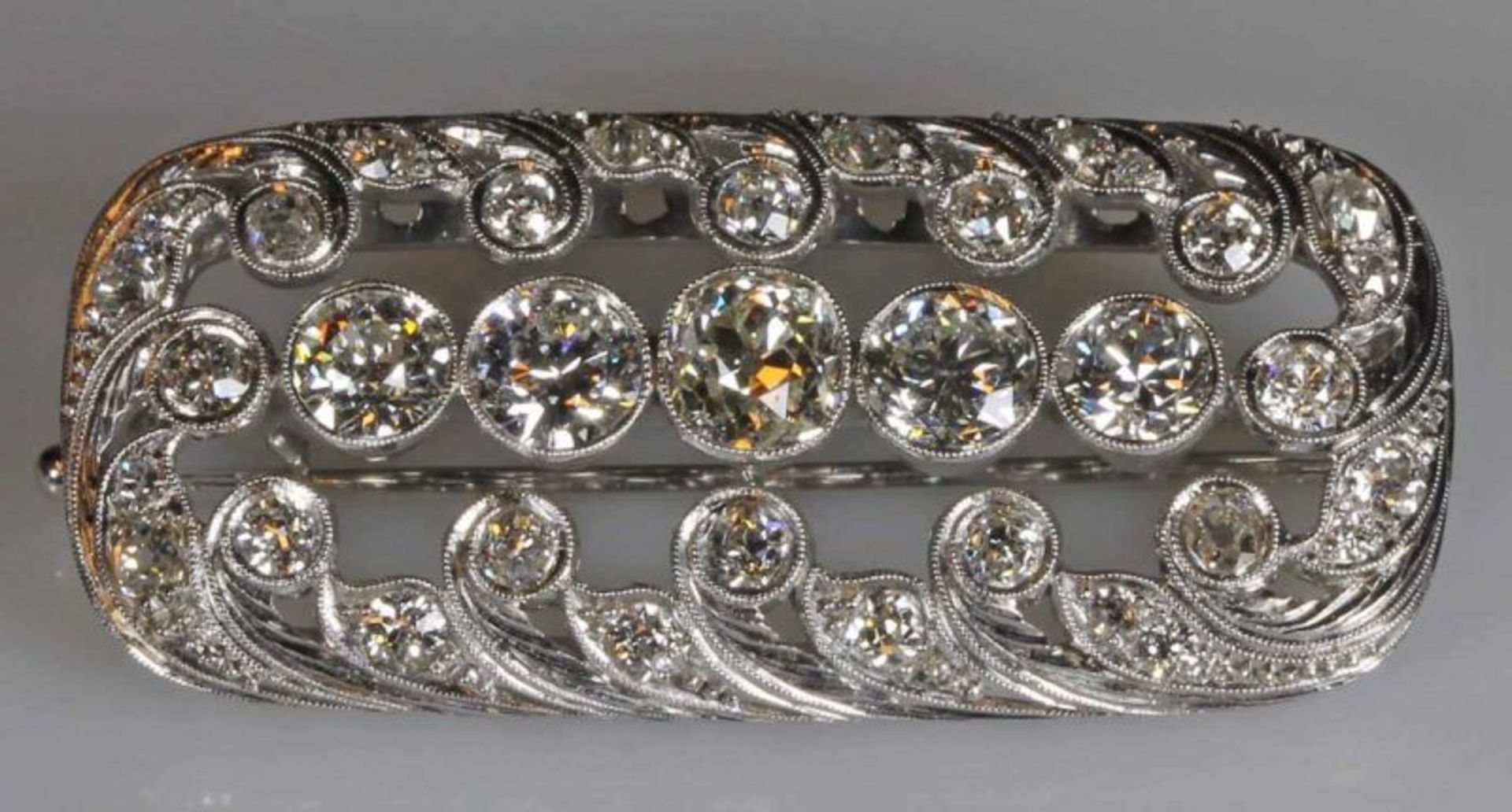 Brosche, 1930er Jahre, WG 750, 5 Diamanten zus. ca. 2.40 ct., etwa tw-cr/lpr.-si, Altschliff, 30