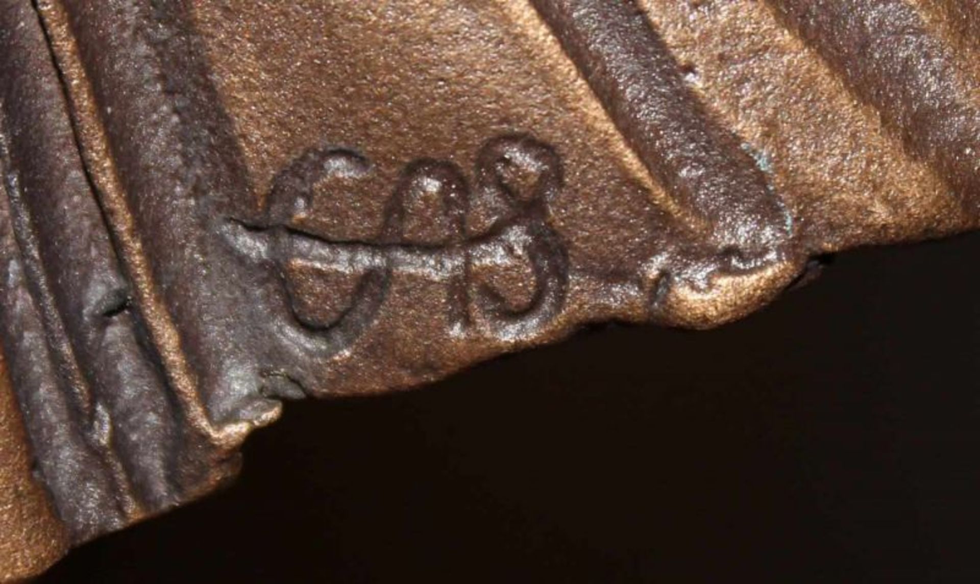 Bronze, goldbraun patiniert, "Mutter mit Kind", am Kleidsaum bez. EAS, an der Plinthe - Image 8 of 8