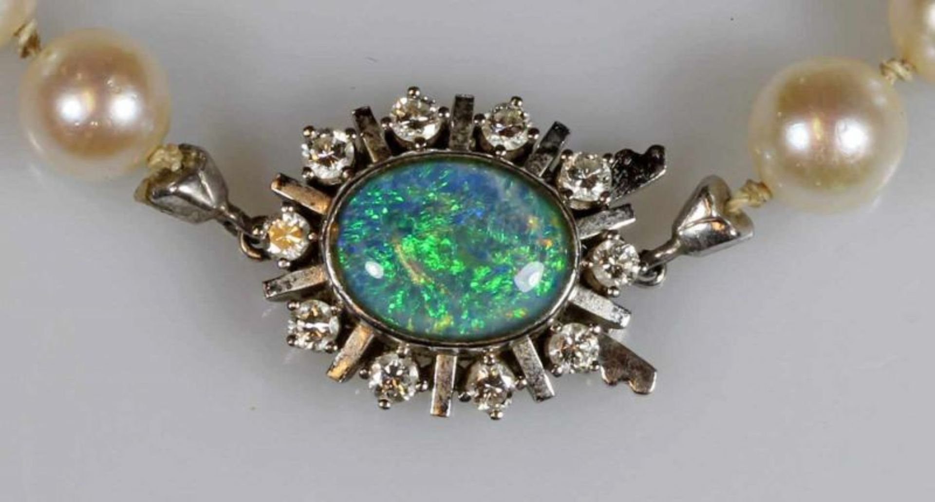 Perlenkette, 77 Akoya-Zuchtperlen ø ca. 8.5 mm, Schließe WG 585, 1 Opal-Cabochon, 10 Brillanten zus. - Image 2 of 2