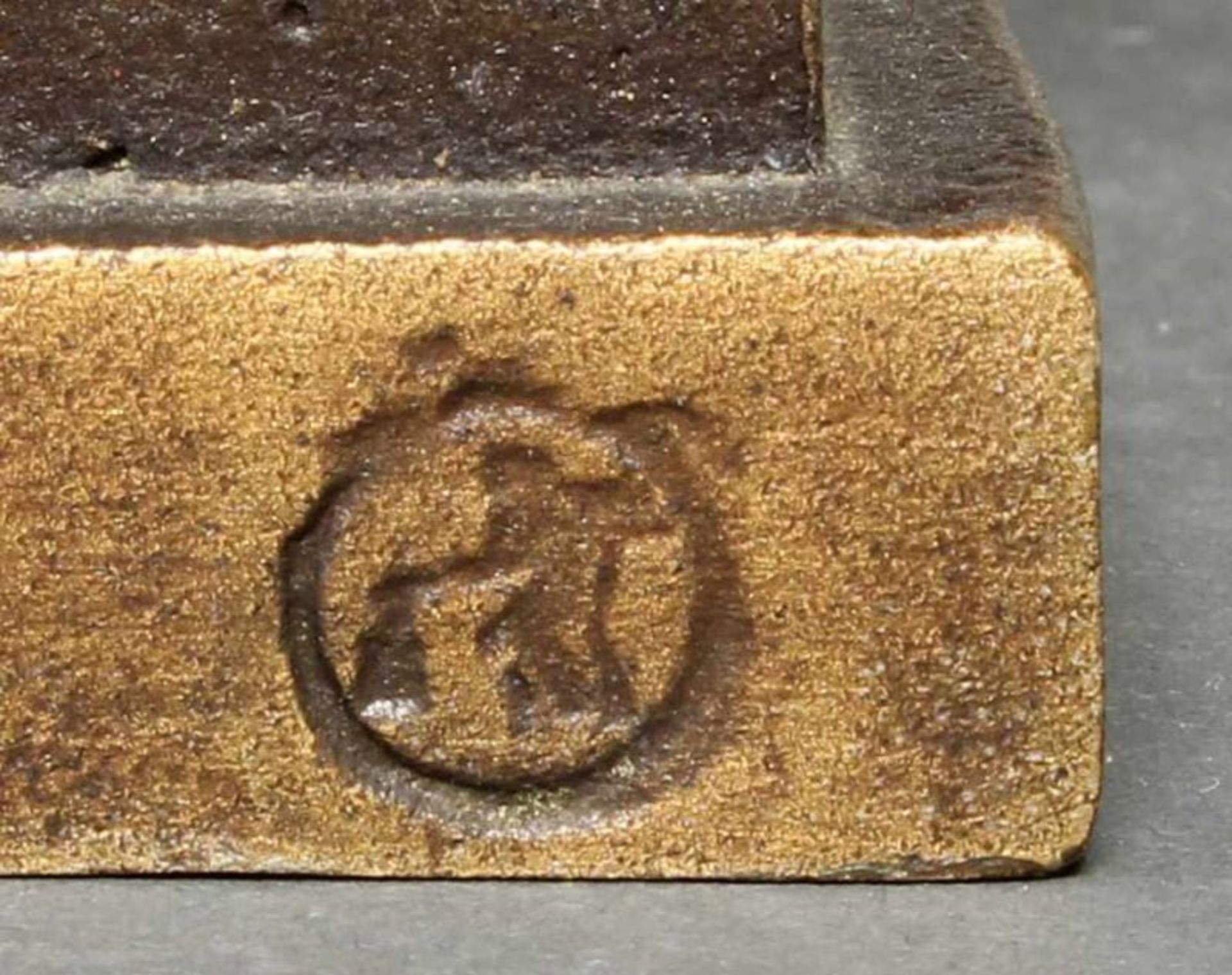 Bronze, goldbraun patiniert, "Mutter mit Kind", am Kleidsaum bez. EAS, an der Plinthe - Image 6 of 8