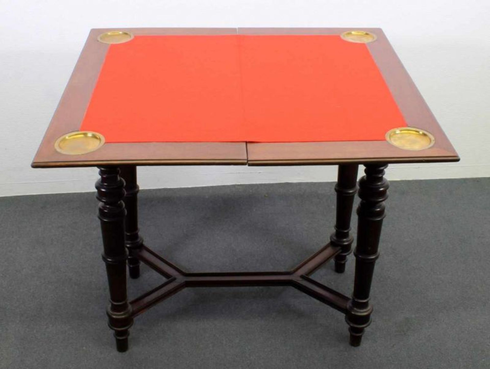 Spieltisch, um 1860, Nussholz, teils massiv, aufklappbar, Deckplatte mit intarsiertem Schachbrett, - Image 2 of 2