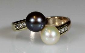 Ring, GG 585, 1 weiße und 1 graue Perle, 6 kleine Brillanten, 3 g, RM 18.5 25.00 % buyer's premium