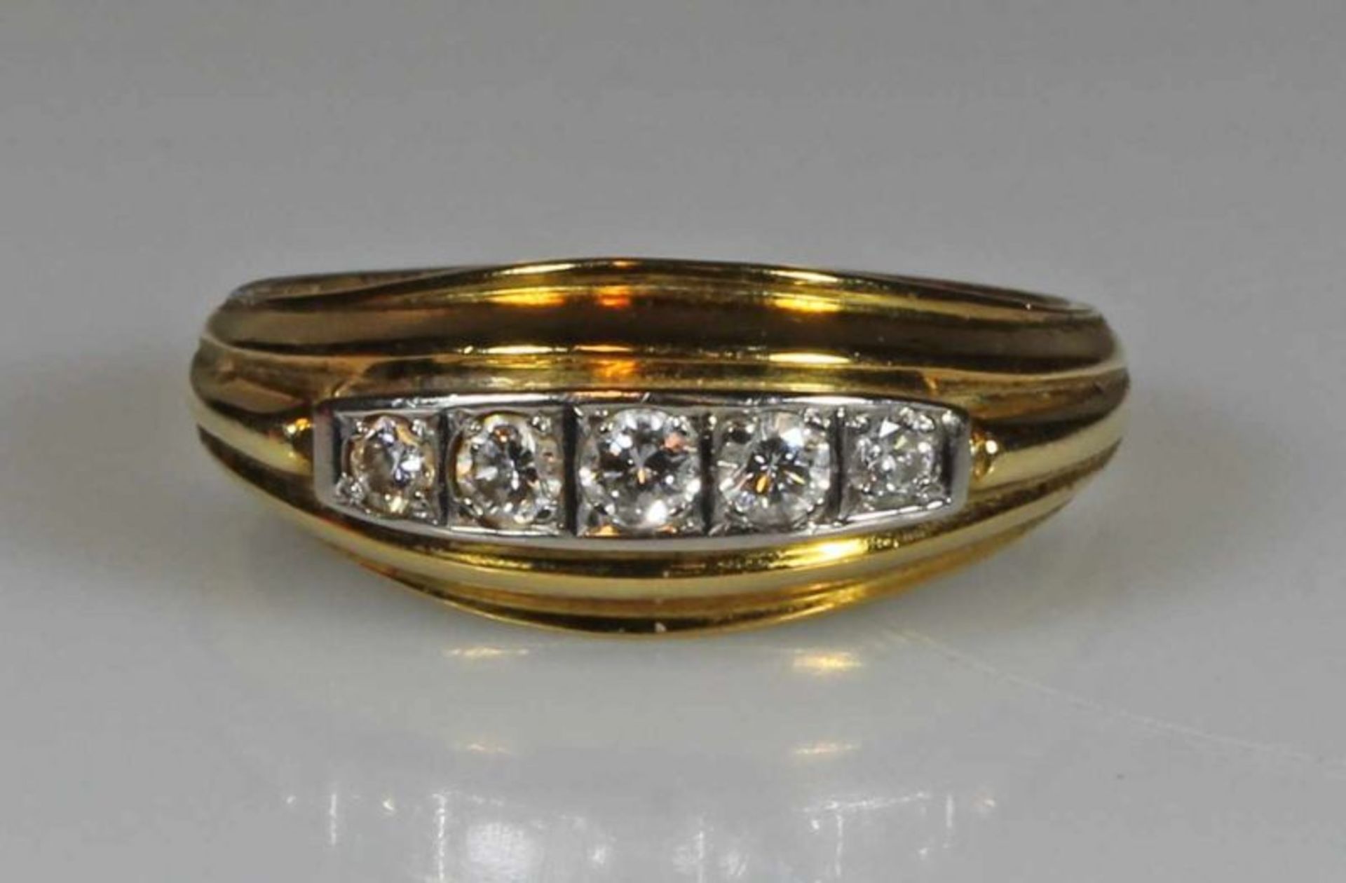 Ring, GG 750, weiß belötet, 5 kleine Brillanten, 5 g, RM 17.5 25.00 % buyer's premium on the