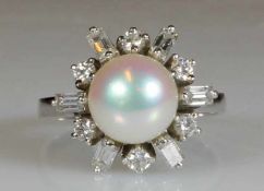 Ring, WG 585, 1 Akoya-Zuchtperle ø ca. 8 mm, 6 Brillanten, 6 Baguette-Diamanten, 3 g, RM 16 25.