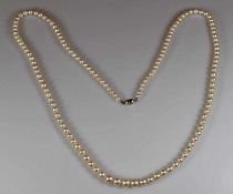 Perlenkette, 134 Akoya-Zuchtperlen ø ca. 4.5 mm bis 8 mm verlaufend, Olivenschließe WG 585, 80 cm