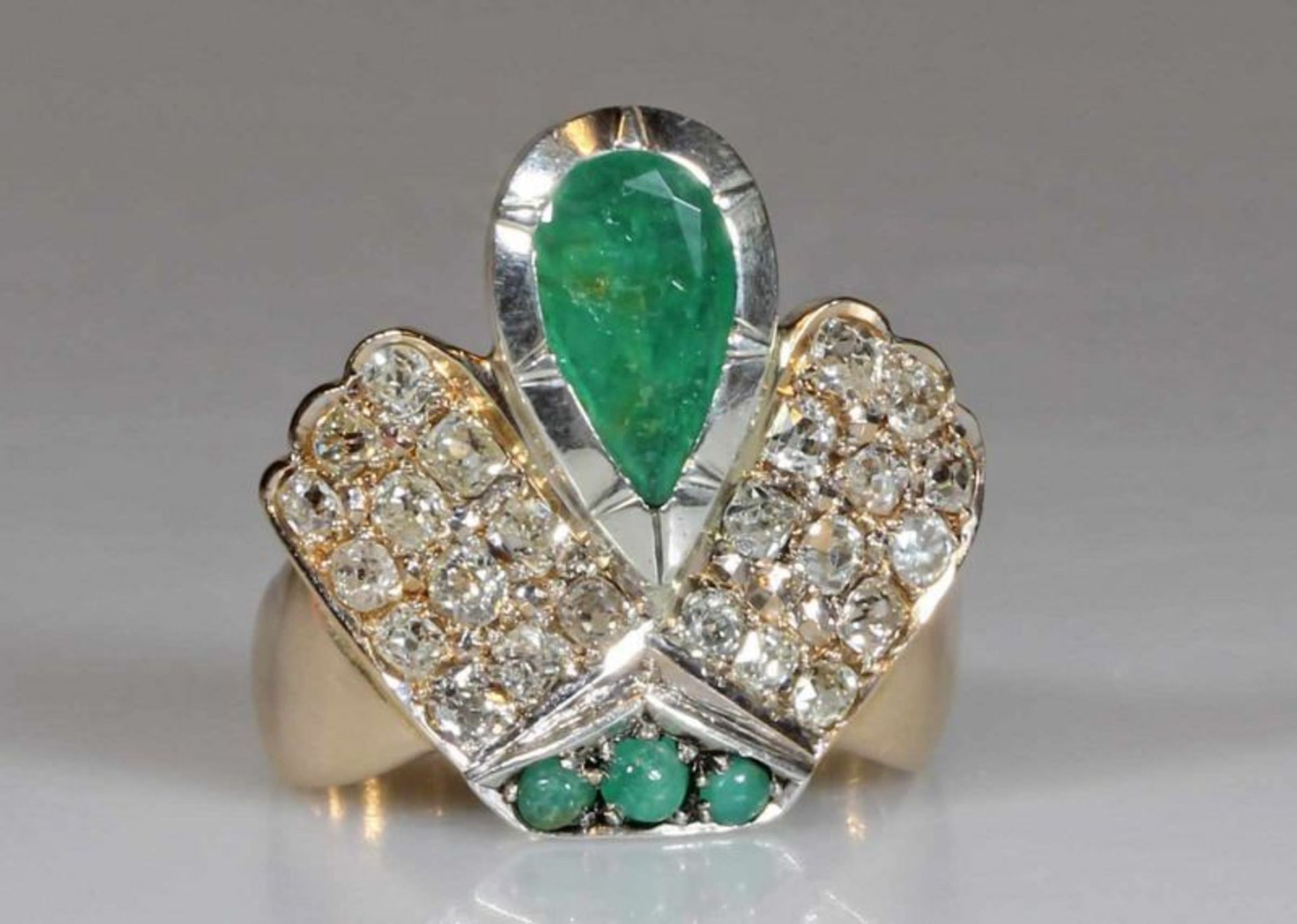 Ring, WG/GG 585, 1 facettierter Smaragd-Tropfen, 3 Smaragd-Cabochons, 24 Altschliff-Diamanten zus.