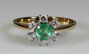 Ring, GG 585, Ringkopf weiß belötet, 1 runder facettierter Smaragd, 6 kleine Besatz-Brillanten, 4 g,