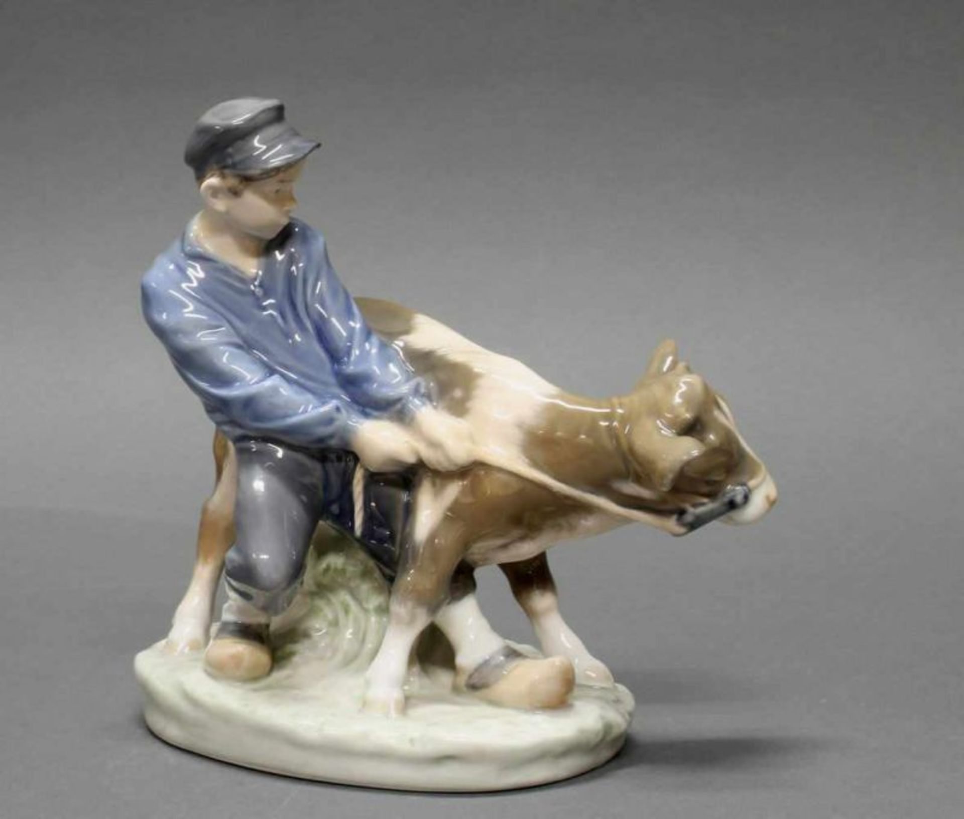 Porzellanfigur, "Junge mit Kalb", Royal Kopenhagen, Modellnummer 772, polychrom, Modellentwurf von