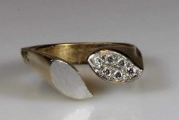 Ring, GG 750, Ringköpfe weiß belötet, 5 kleine Diamanten, 9 g, RM 16.5 25.00 % buyer's premium on