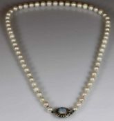 Perlenkette, 62 Akoya-Zuchtperlen ø ca. 6.5 mm, Schließe WG 585, 2 Opal-Cabochons, 48 cm lang 25.