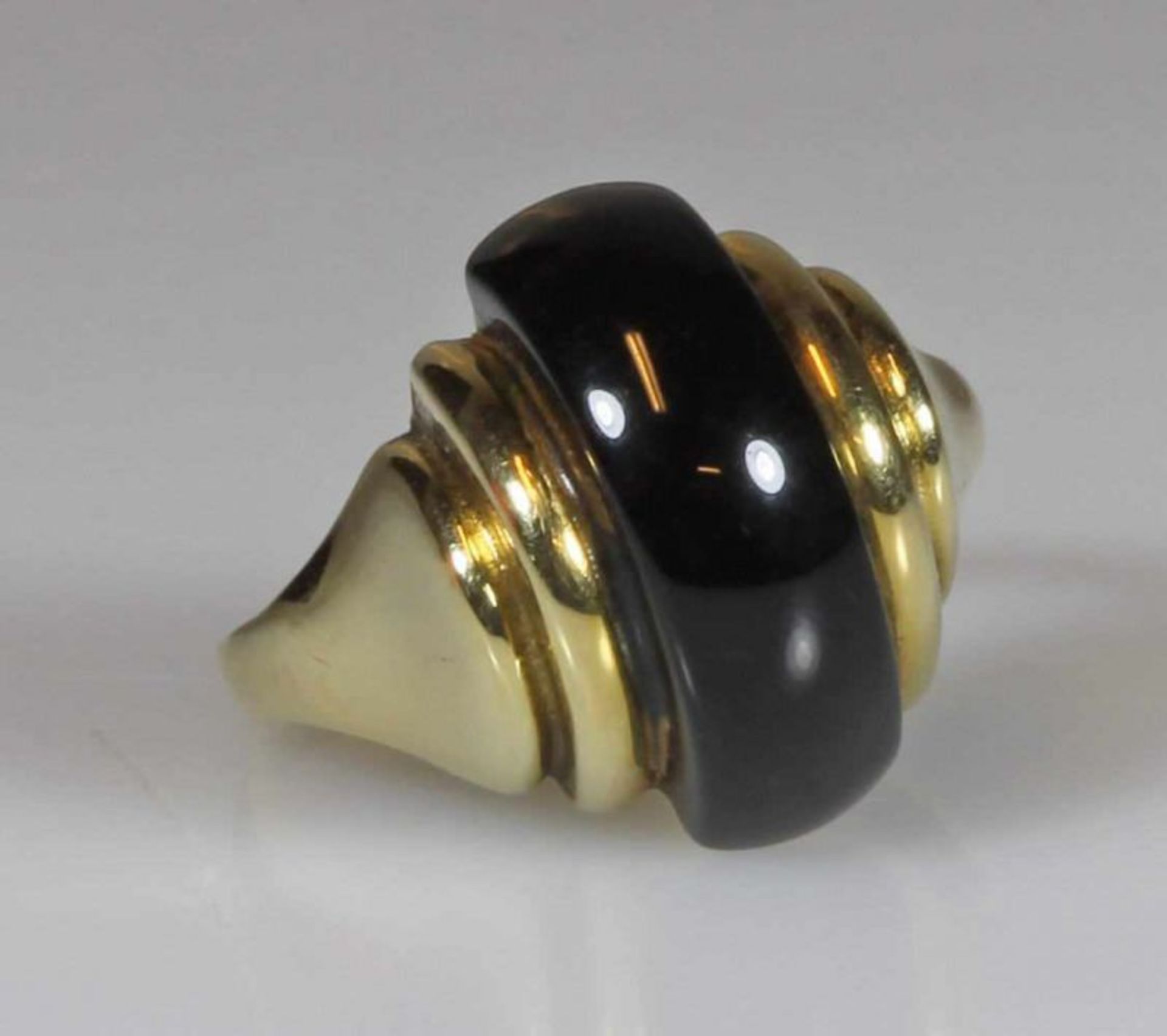 Ring, GG 585, Onyx, 5 g, RM 16 25.00 % buyer's premium on the hammer price, VAT included