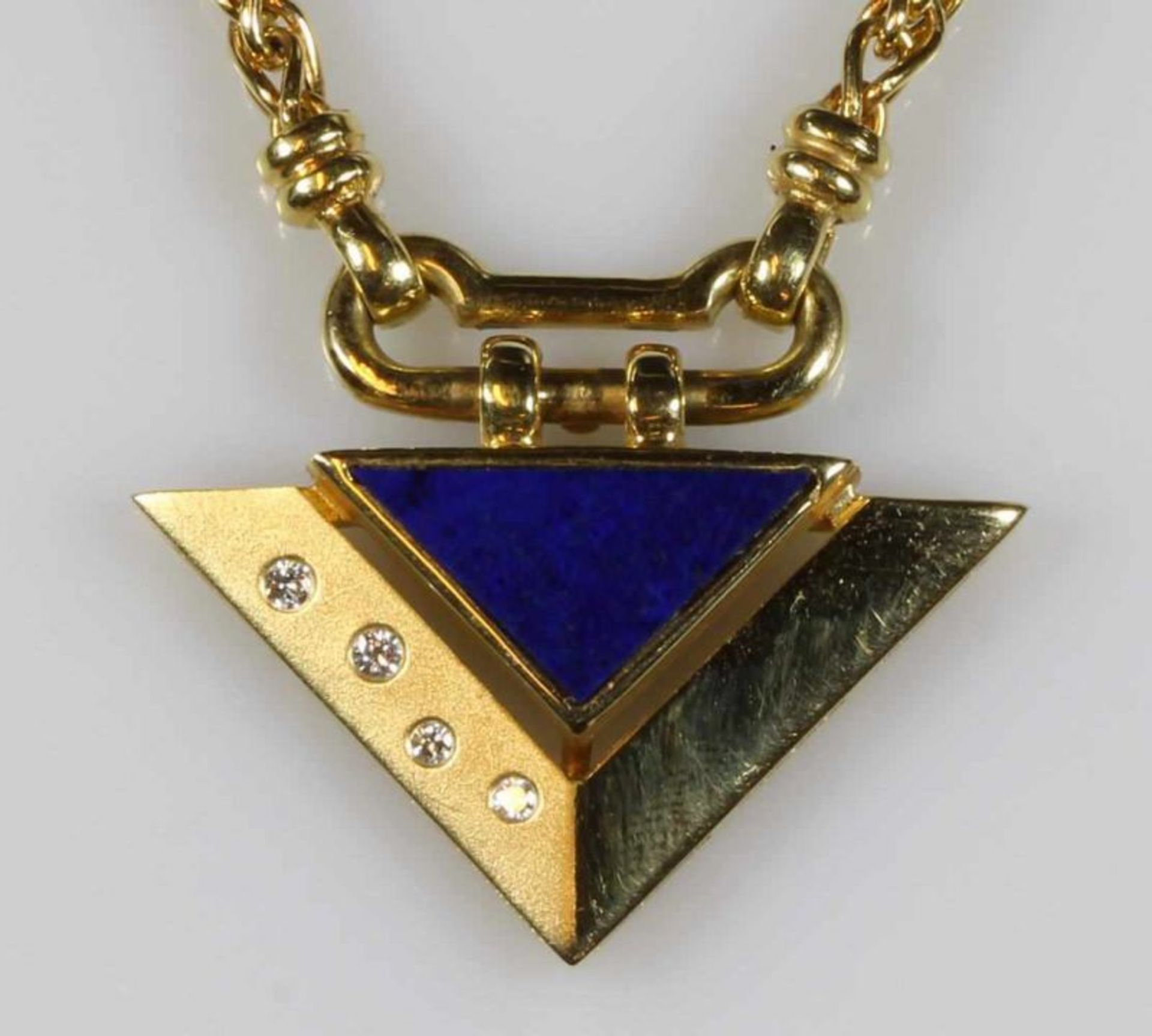 Anhänger, mit Collierkette, GG 585, Lapislazuli-Dreieck, 4 Brillanten zus. ca. 0.08 ct., 14 g 25.