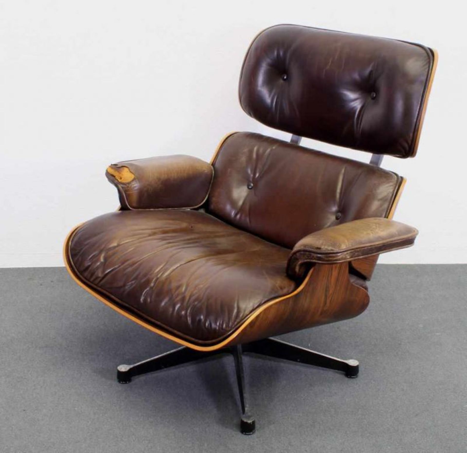 Lounge-Chair, Entwurf von Charles & Ray Eames 1956, Palisanderschale, brauner Lederbezug, starke