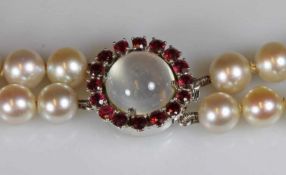 Perlenkette, zweireihig, 50 bzw. 54 Akoya-Zuchtperlen ø ca. 7 mm, Schließe WG 585, 1 Mondstein-