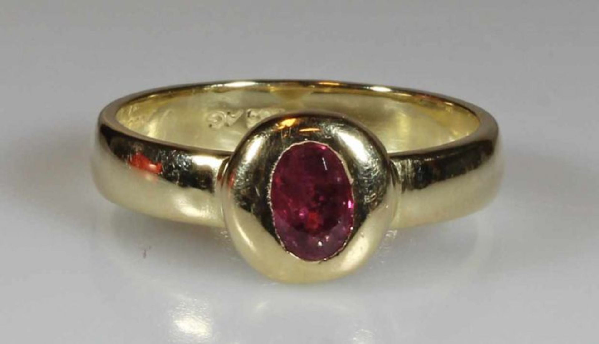 Ring, GG 585, 1 oval facettierter Rubin, 5 g, RM 18 25.00 % buyer's premium on the hammer price, VAT