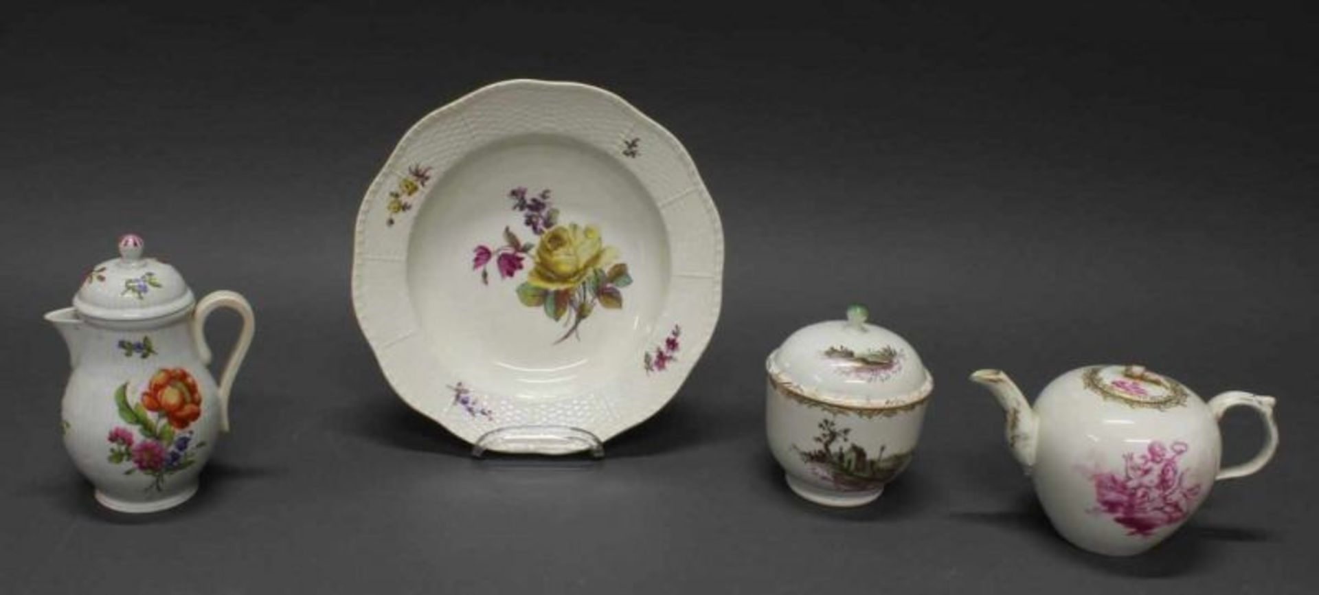 Teekanne, Suppenteller, KPM Berlin, um 1800-1830, Puttendekor in purpur bzw. bunte Blumen, 11 cm