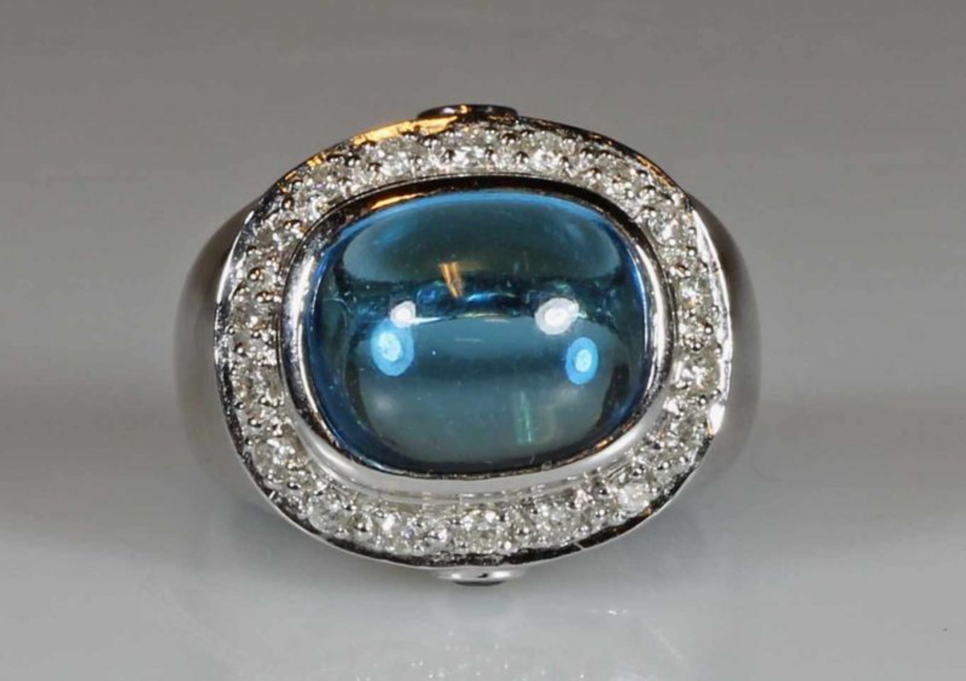 Ring, WG 585, Blautopas-Cabochon, 2 Saphire, Brillanten zus. ca. 0.36 ct., 9 g, RM 16.5 25.00 %