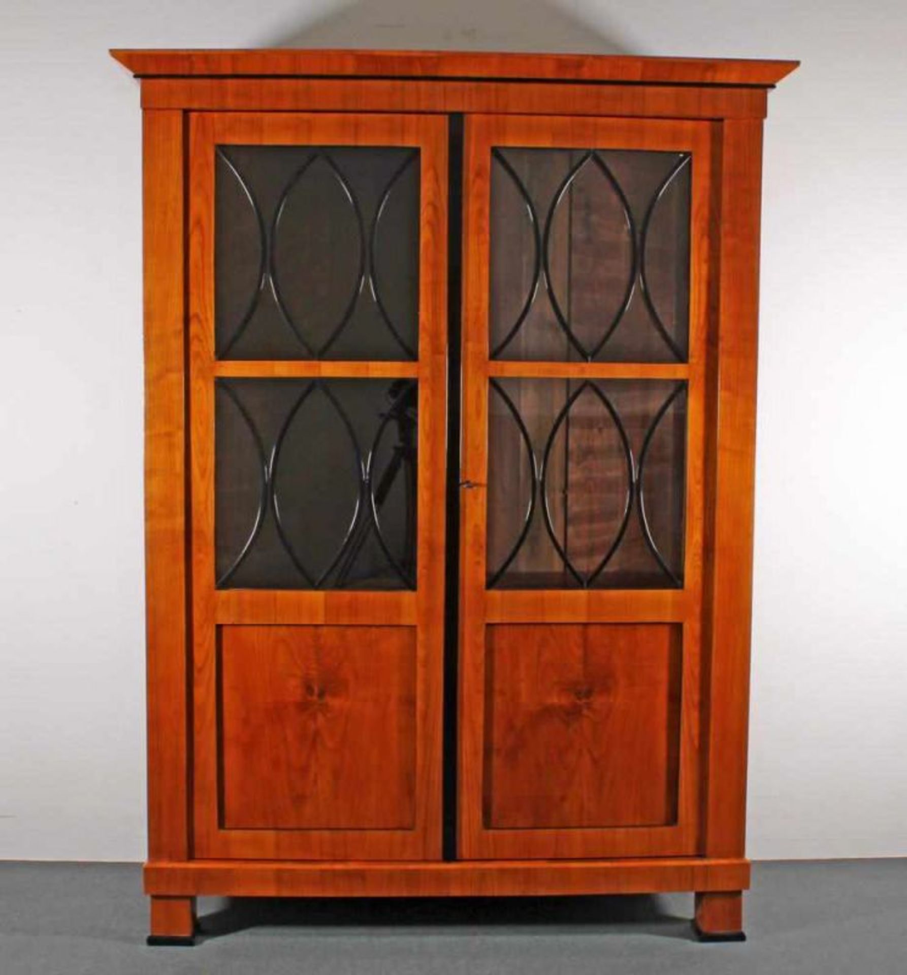 Vitrine, Biedermeier-Stil, wohl um 1900, Kirschbaum, zwei Türen, ebonisierte Leisten, 190 x 142 x 54