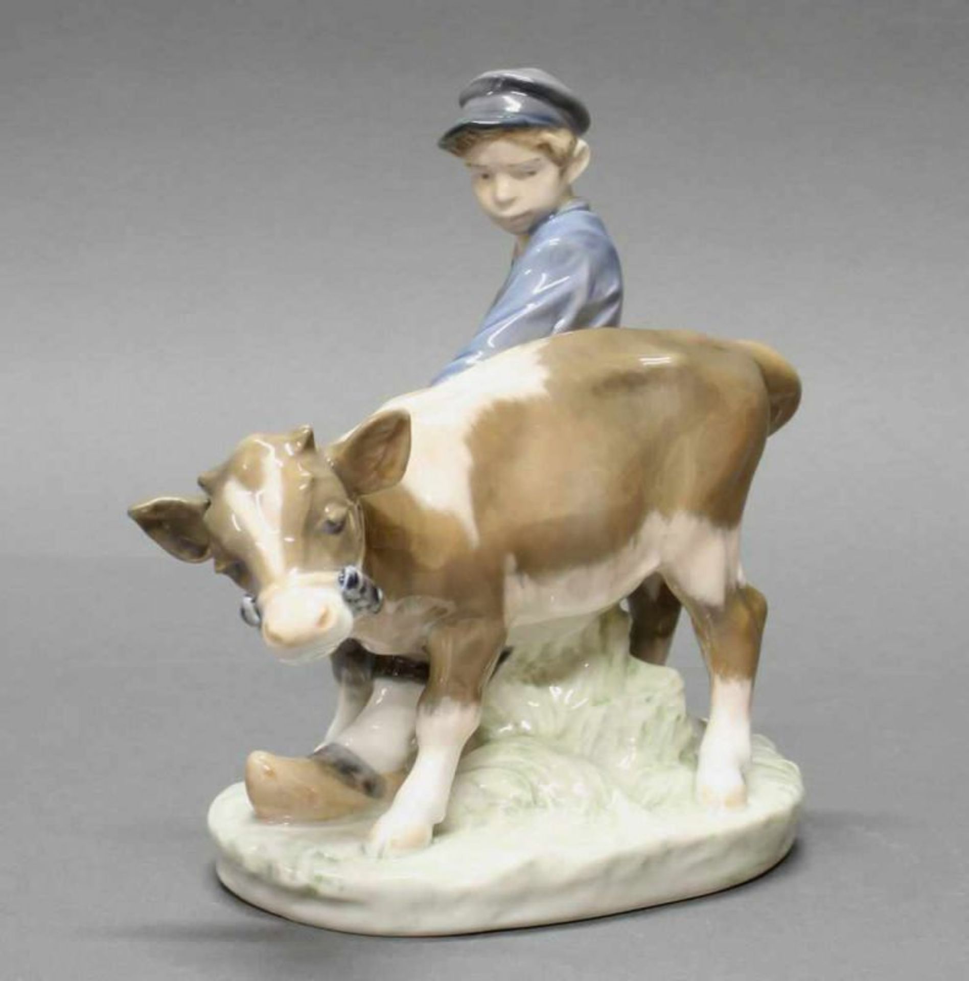 Porzellanfigur, "Junge mit Kalb", Royal Kopenhagen, Modellnummer 772, polychrom, Modellentwurf von - Image 2 of 2