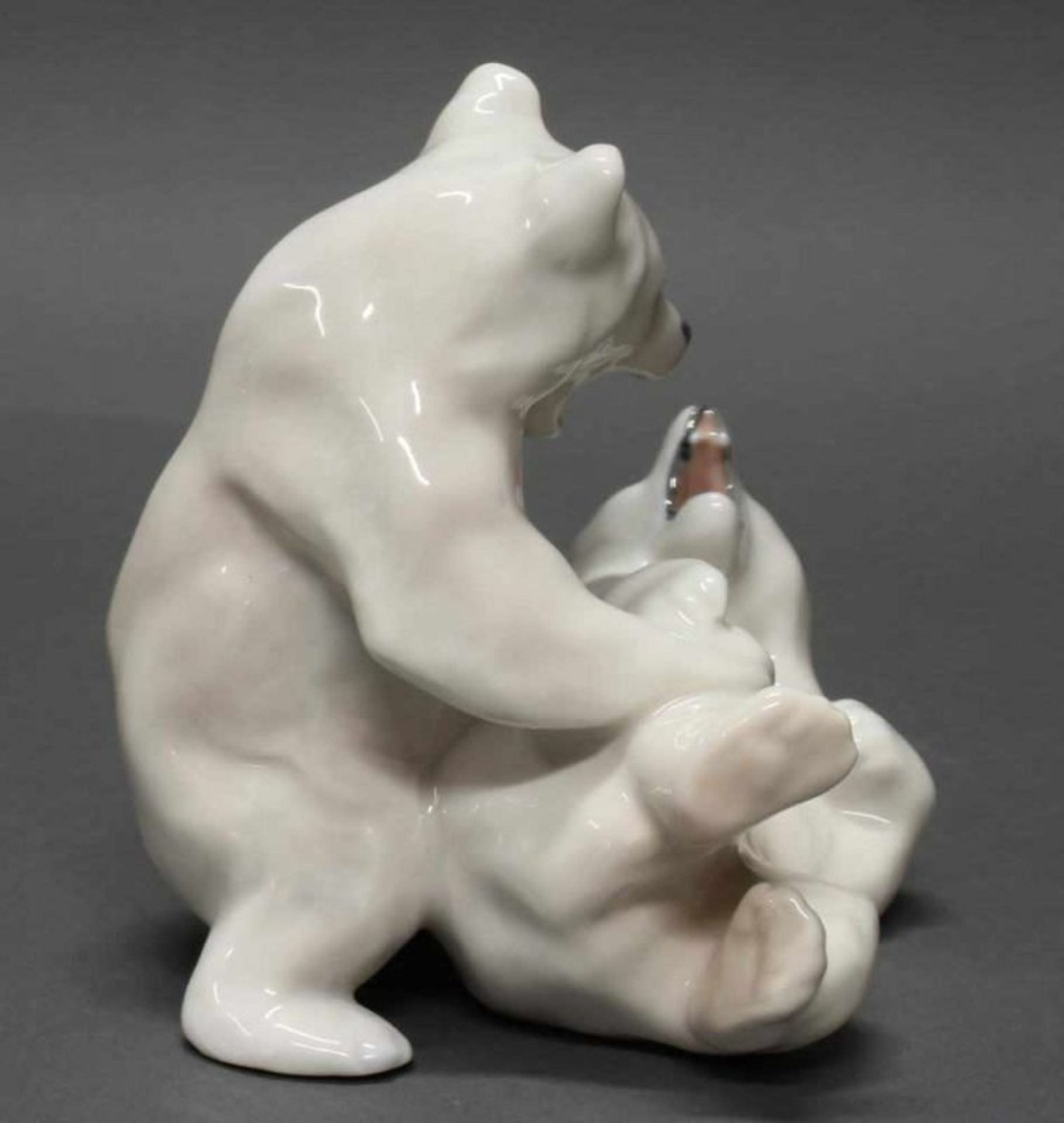 Porzellangruppe, "Zwei spielende Eisbären", Royal Kopenhagen, Modellnummer 1107, polychrom, - Image 3 of 3