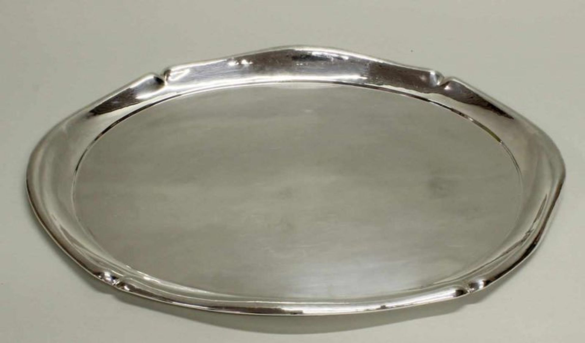 Tablett, Silber 800, Hanau, Schleißner & Söhne, oval, 53 x 39 cm, ca. 1.595 g 25.00 % buyer's