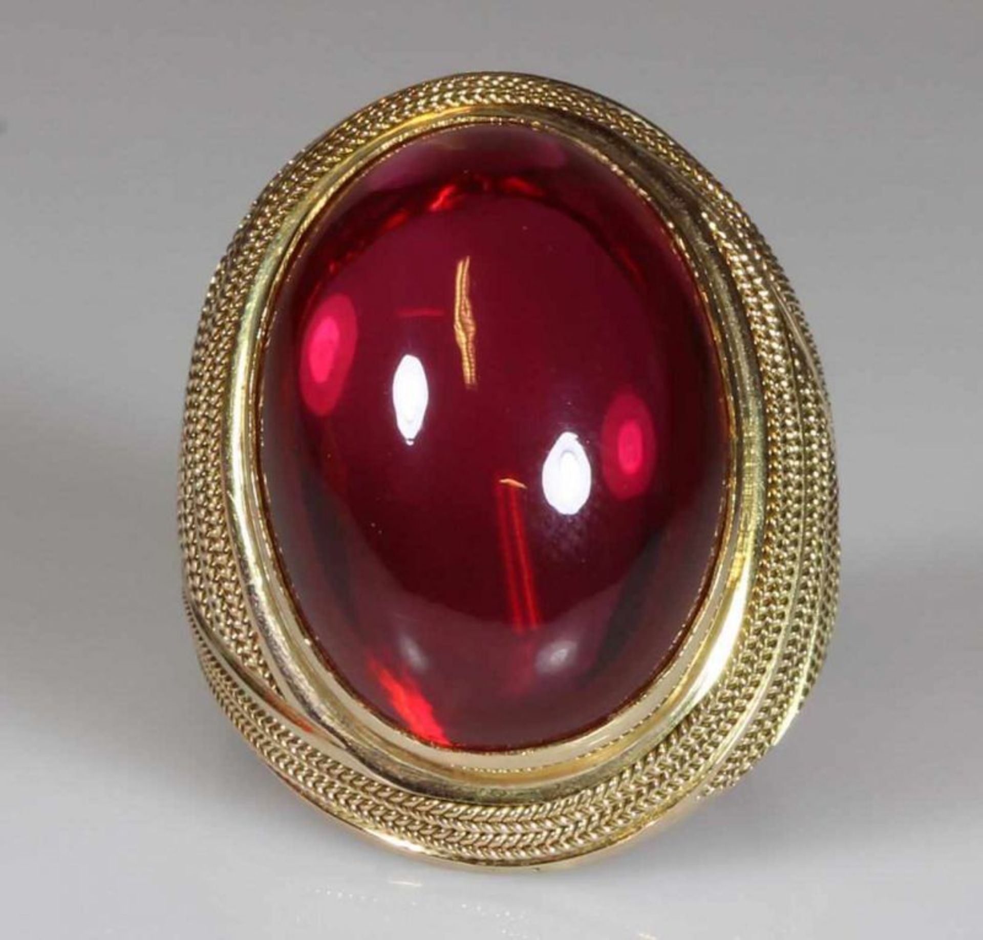 Ring, GG 585, 1 großer ovaler roter Spinell-Cabochon, 21 g, RM 21.5 25.00 % buyer's premium on the