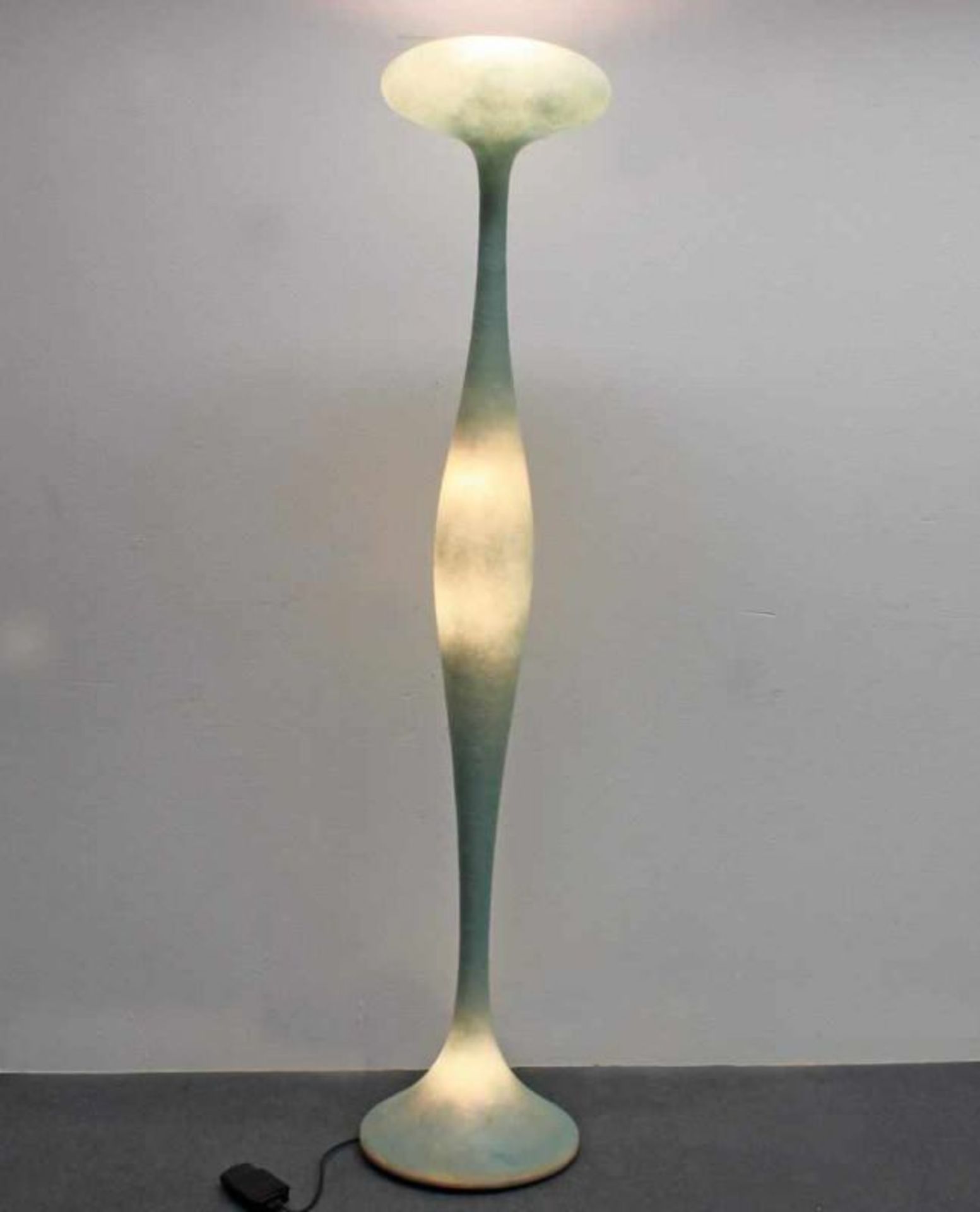 Moderne Stehlampe, Design Guglielmo Berchicci für Fa. Kundalini 1997, Glasfaser grün, vierflammig,