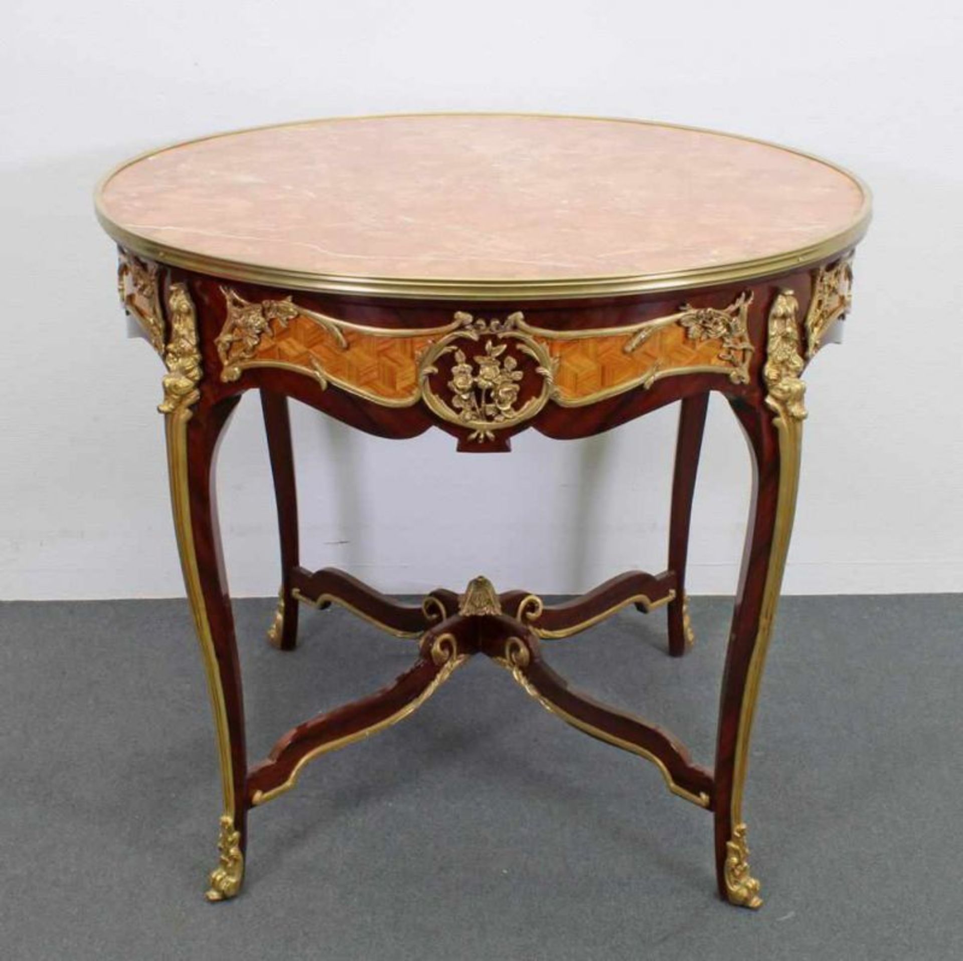 Tisch, Louis XV-Stil, neuzeitlich, diverse Hölzer, Marketerie, Marmorplatte, Bronzeappliken, 78 cm