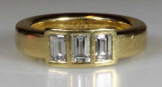 Ring, GG 750, gepunzt Henrich & Denzel, 3 Diamant-Baguettes zus. ca. 1.08 ct., etwa tw/vvs, 11 g, RM
