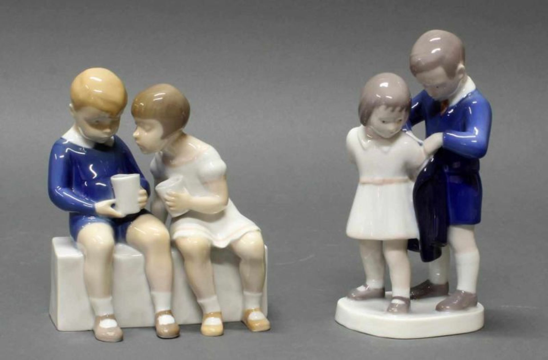 2 Porzellanfiguren, "Zwei sitzende Kinder mit Bechern", "Gentleman", Bing & Gröndahl,