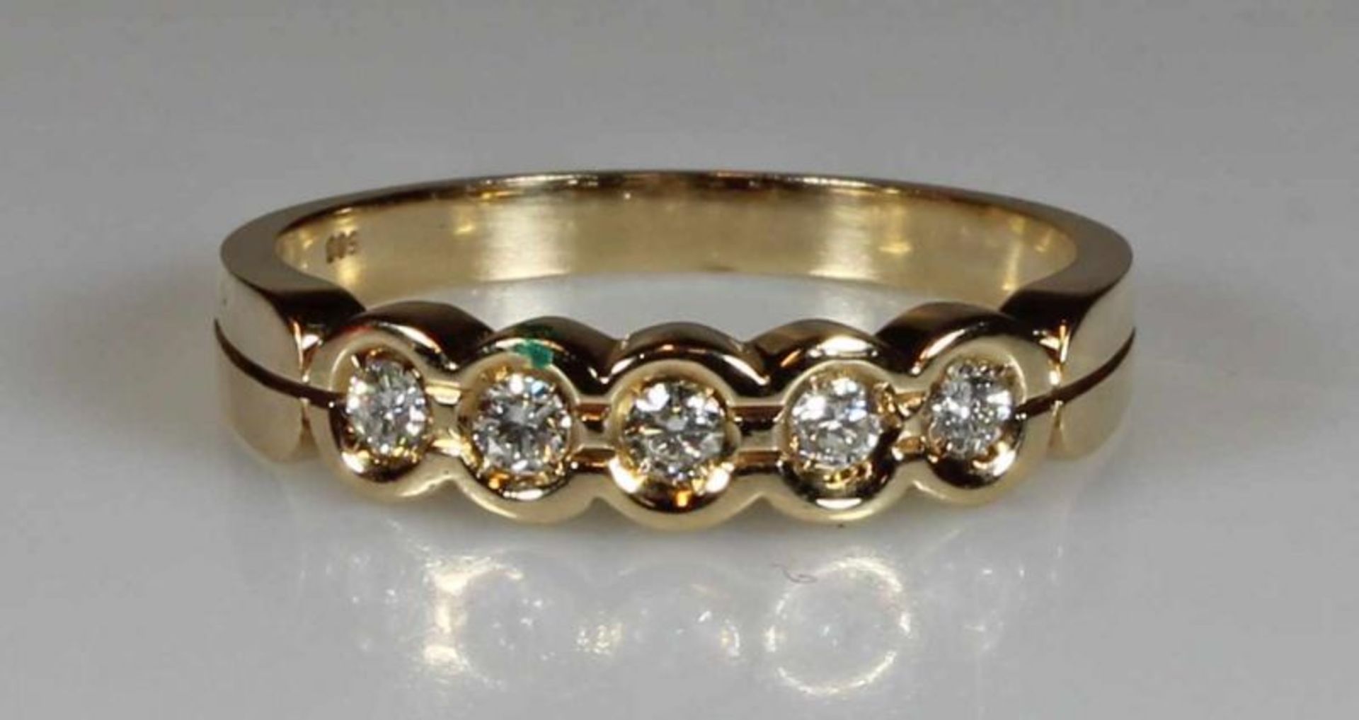 Ring, GG 585, 5 Brillanten zus. ca. 0.25 ct., 2 g, RM 18 25.00 % buyer's premium on the hammer