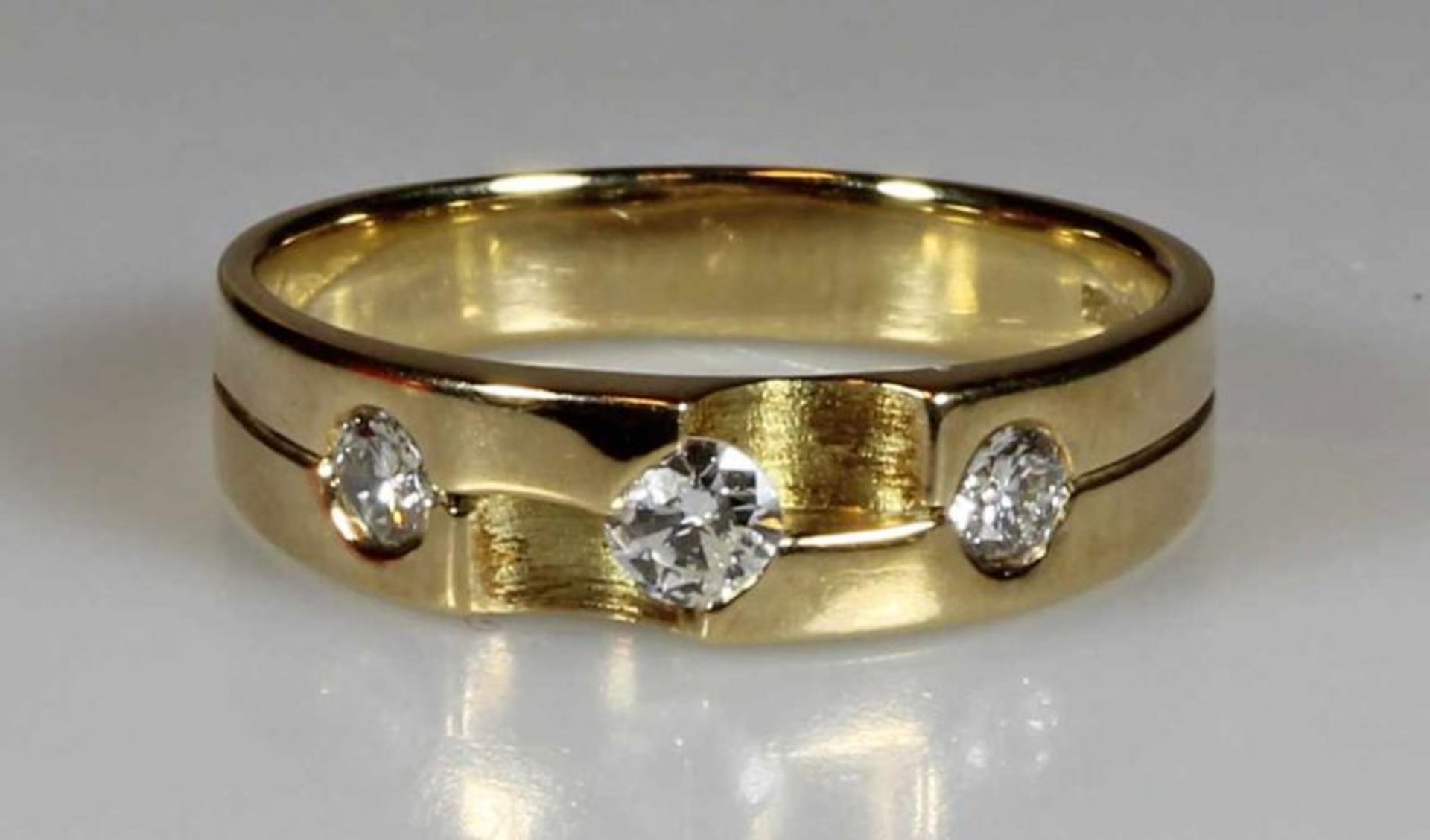 Ring, GG 585, gepunzt Caprice, 3 Brillanten zus. ca. 0.30 ct., 3 g, RM 18 25.00 % buyer's premium on