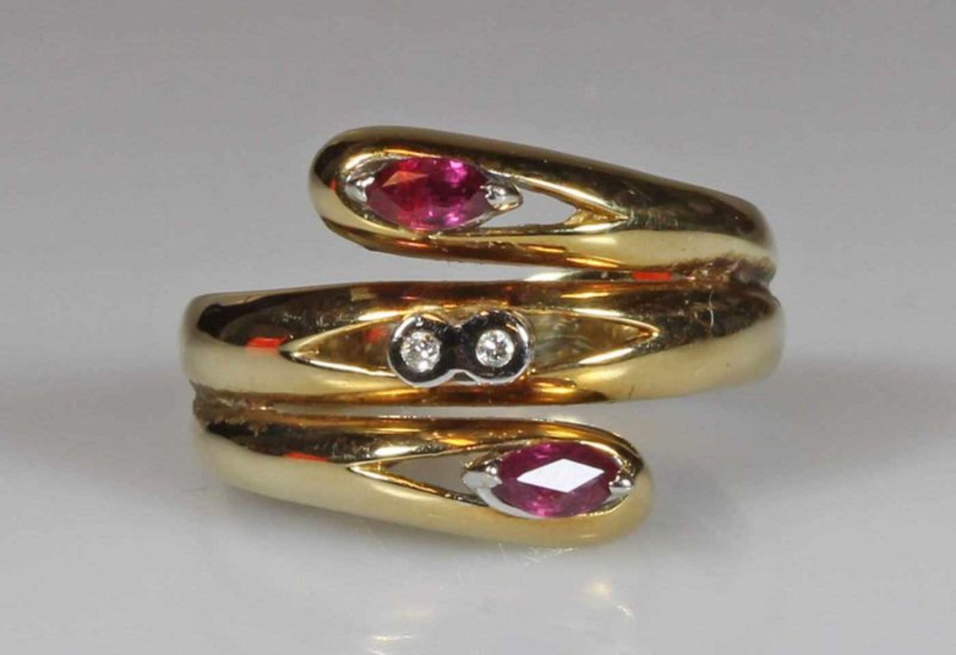 Schlangenring, WG/GG 585, 2 oval facettierte Rubine, 2 kleine Diamanten, 5 g, RM 18 25.00 % buyer'