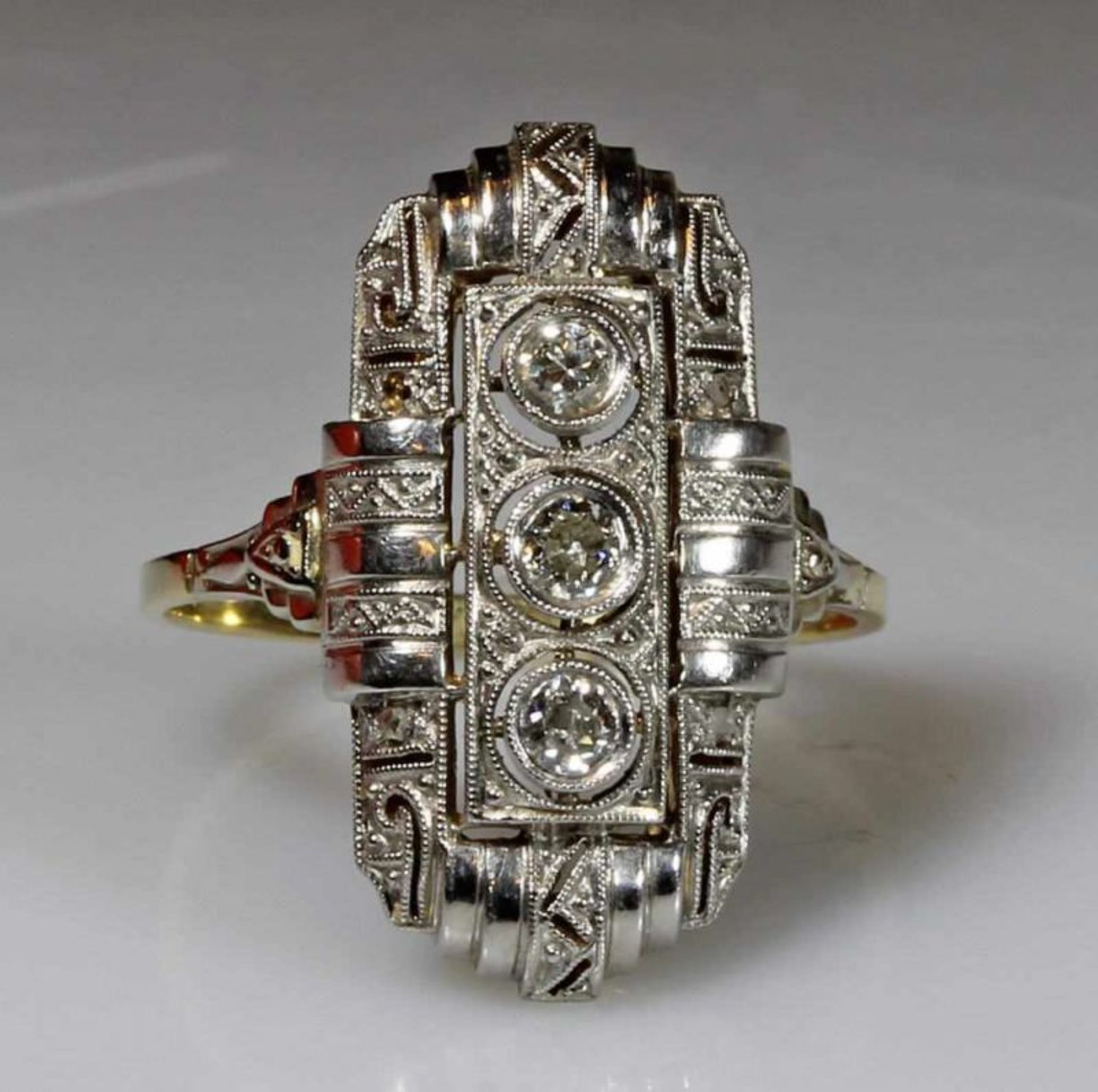 Ring, Art Deco, um 1930, GG 585, weiß belötet, 3 Altschliff-Diamanten, 4 Diamant-Rosen (eine fehlt),