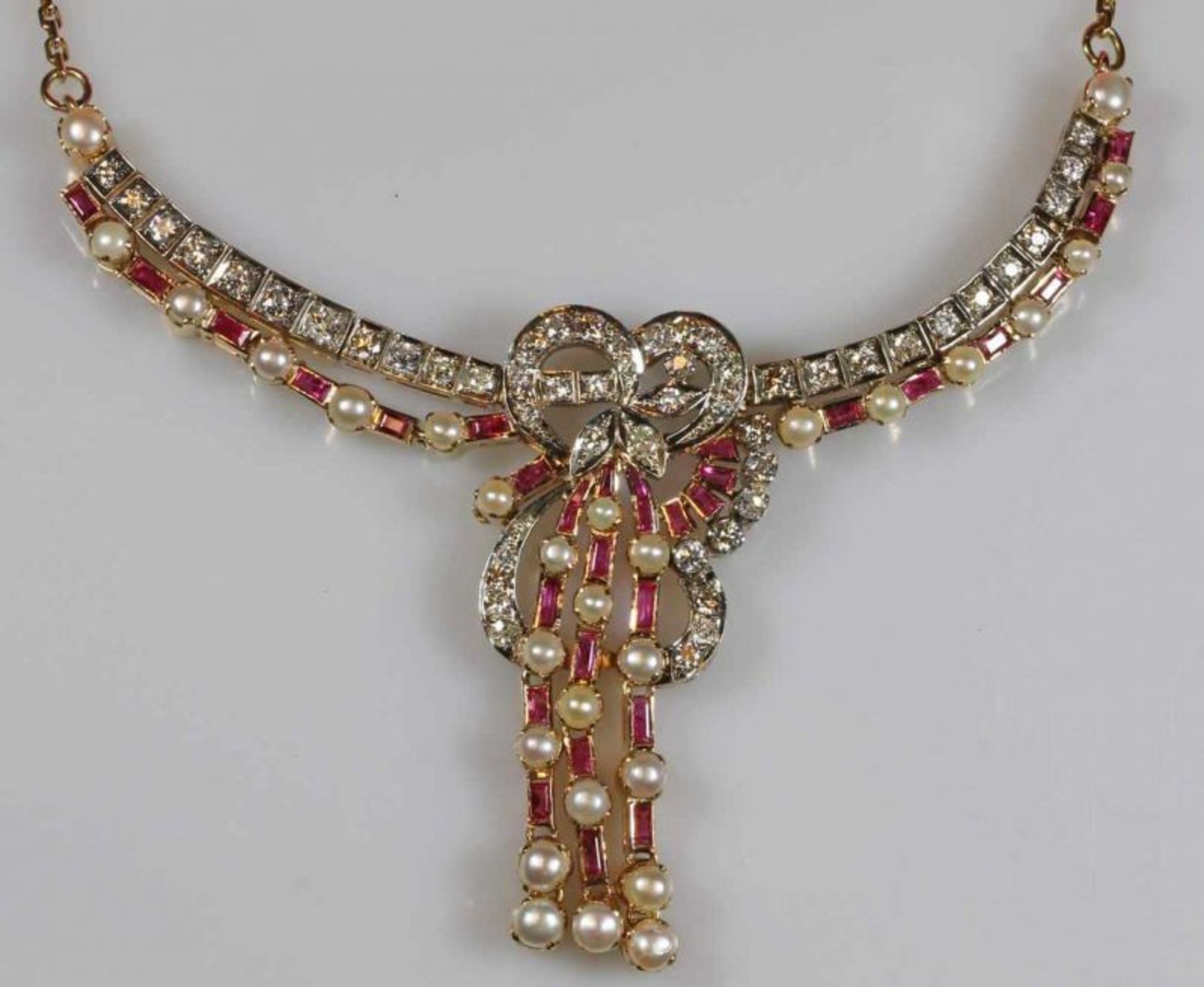 Collier, RG 750, 50 Diamanten zus. ca. 3.63 ct., alle etwa w-cr3/vs-p2, im Alt- und - Bild 2 aus 2