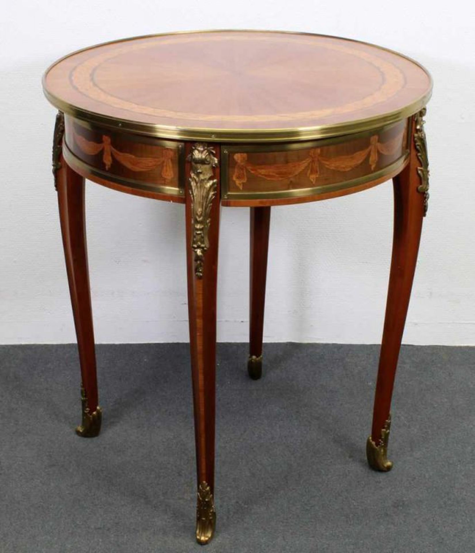 Beistelltisch, Louis XV-Stil, 20. Jh., rund, Intarsiendekor, Messingappliken, ein Schubfach, ø 70