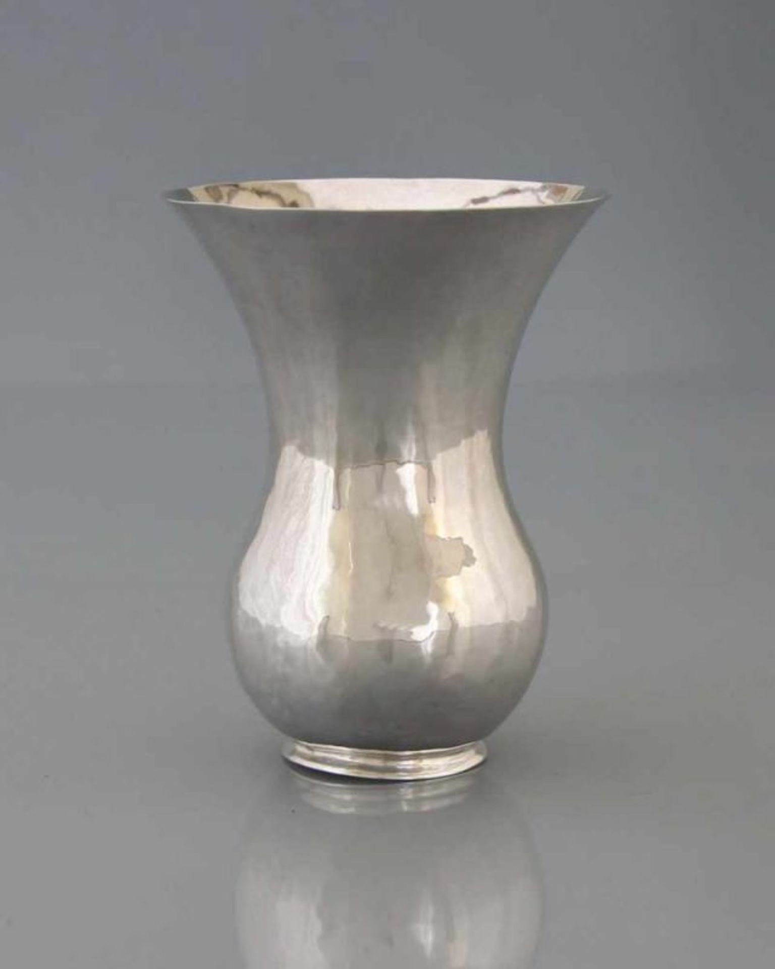 Vase Silber 850 getrieben, glockenförmige Vase mit weit ausschwingender Mündung auf kleinem